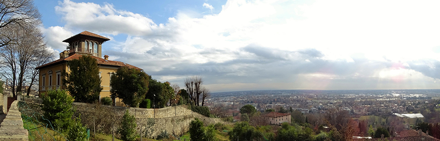 Panorama dalla Salita dello Scorlazzino tra orti e ville sui colli di Bergamo